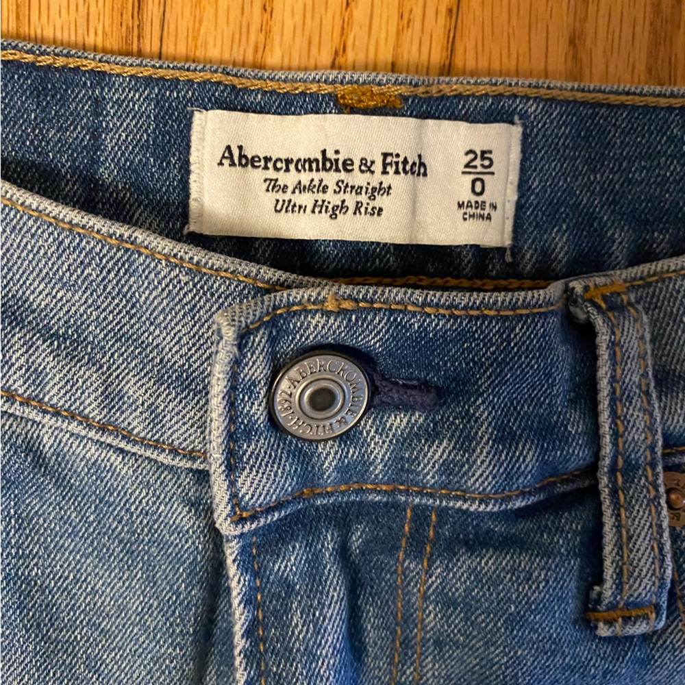 Abercrombie and Fitch ankle straight ultra high rise jeans. NWOT. Size 25/0